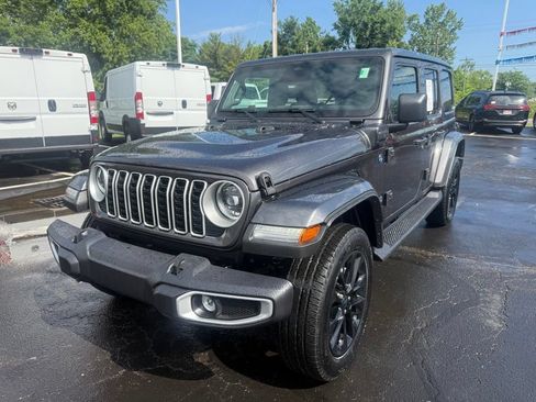 Used 2025 Jeep Wrangler Unlimited Sahara AWD/4WD image 8