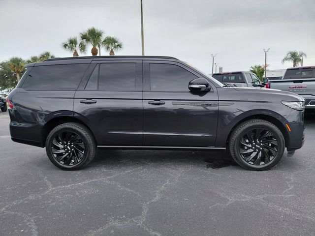 Used 2026 Lincoln Navigator Reserve w/ Jet Appearance Package AWD/4WD image 3