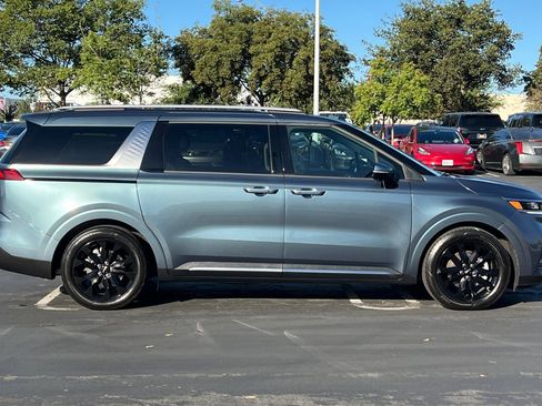 Used 2024 Kia Carnival SX Prestige image 3