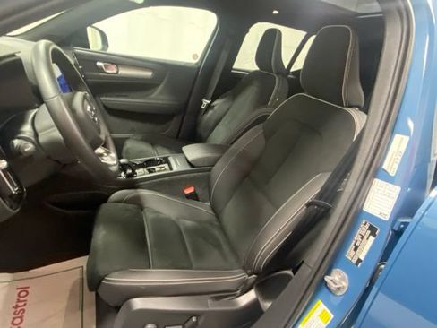 Certified 2025 Volvo XC40 B5 Plus AWD/4WD image 11
