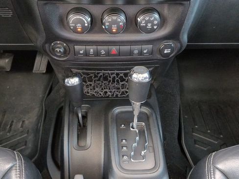 Used 2017 Jeep Wrangler Unlimited Rubicon w/ Cold Weather Group image 19