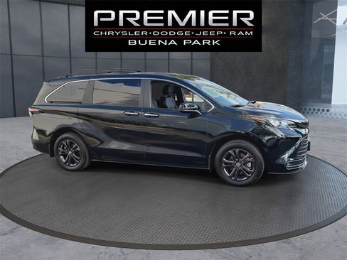 Used 2024 Toyota Sienna XLE Woodland Edition image 9