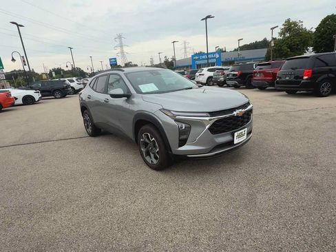Certified 2024 Chevrolet Trax LT w/ Driver Confidence Package FWD image 2
