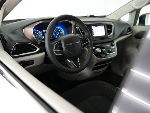 Used 2022 Chrysler Voyager LX FWD image 6