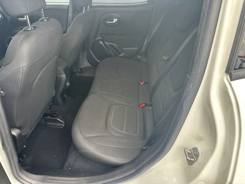 Used 2019 Jeep Renegade Latitude w/ Popular Equipment Group FWD image 20