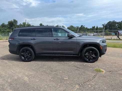 Used 2025 Jeep Grand Cherokee L Limited w/ Black Appearance Package AWD/4WD image 3