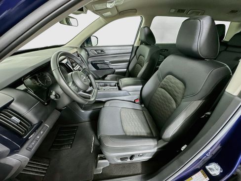 Used 2025 Nissan Pathfinder SV FWD image 13
