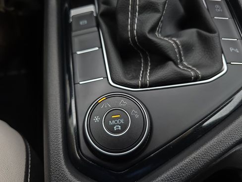 Used 2025 Volkswagen Taos SE image 19