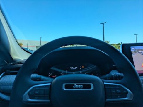 Used 2022 Jeep Compass Latitude FWD image 27