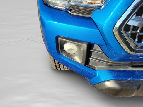 Used 2017 Toyota Tacoma TRD Off-Road w/ Premium & Technology Package image 9