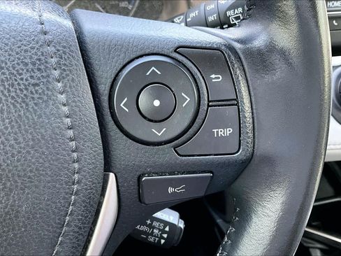 Used 2018 Toyota RAV4 Limited FWD image 22