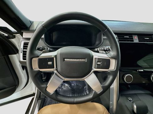 Used 2025 Land Rover Discovery Dynamic SE AWD/4WD image 11