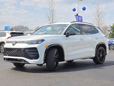 Certified 2025 Volkswagen Tiguan SE R-Line AWD/4WD image 22