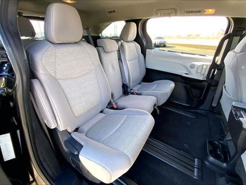 Certified 2025 Toyota Sienna LE image 18