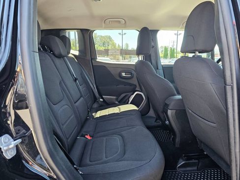 Used 2018 Jeep Renegade Latitude w/ Cold Weather Group AWD/4WD image 12