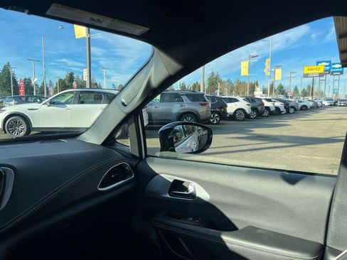 Used 2025 Chrysler Pacifica Limited image 40