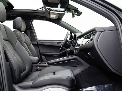 Certified 2025 Porsche Macan AWD/4WD image 40