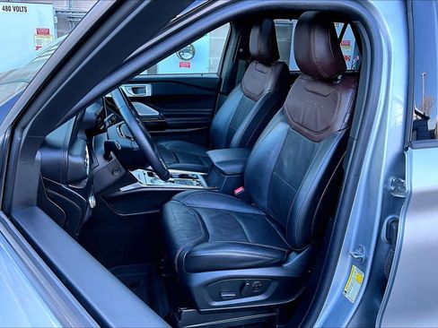 Certified 2022 Ford Explorer Platinum w/ Equipment Group 601A image 7