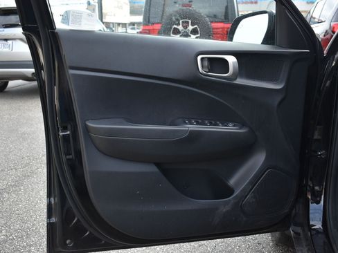 Used 2025 Hyundai Venue SEL FWD image 11