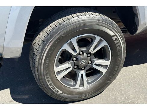 Used 2016 Toyota Tacoma TRD Sport image 4