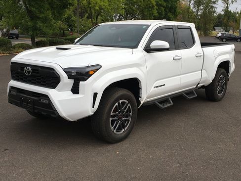 Used 2025 Toyota Tacoma TRD Sport AWD/4WD image 1