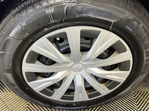 Used 2018 Toyota Camry LE image 14