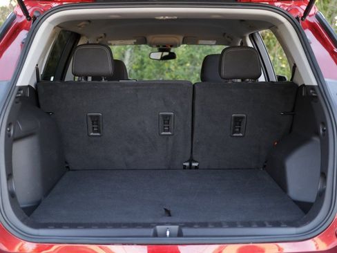 Used 2024 GMC Terrain SLE image 24