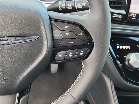 Used 2025 Chrysler Pacifica Limited FWD image 17