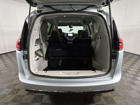 Used 2024 Chrysler Pacifica Touring-L FWD image 27