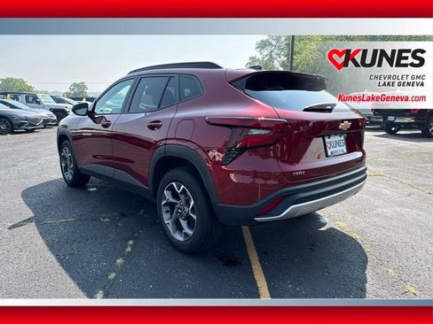 Used 2025 Chevrolet Trax LT w/ LT Convenience Package FWD image 9