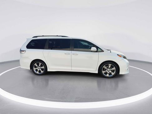 Used 2013 Toyota Sienna SE FWD image 9
