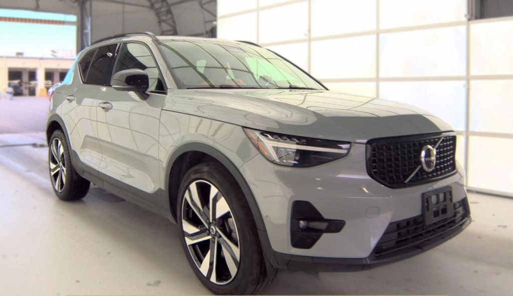 Used 2025 Volvo XC40 B5 Plus w/ Protection Package Premier AWD/4WD image 5