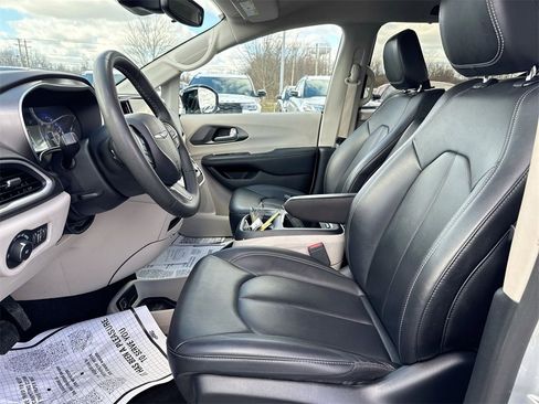 Used 2024 Chrysler Pacifica Touring-L image 19
