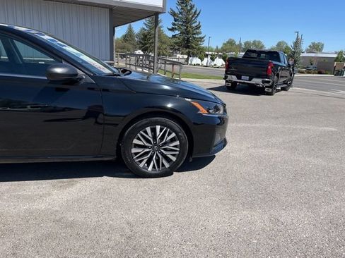 Used 2025 Nissan Altima 2.5 SV FWD image 11