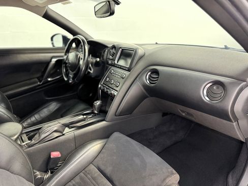 Used 2013 Nissan GT-R Premium image 18