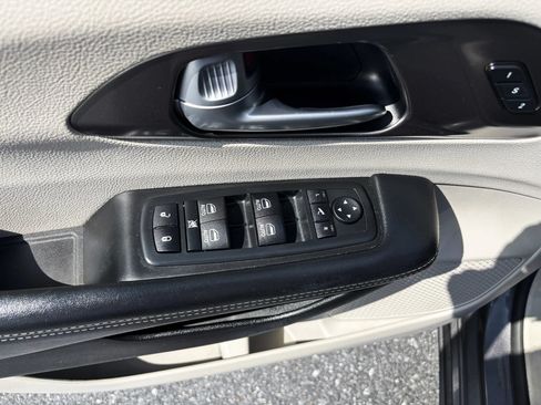 Used 2018 Chrysler Pacifica Limited w/ Advanced Safetytec Group FWD image 20
