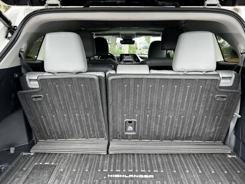 Used 2021 Toyota Highlander XLE AWD/4WD image 38