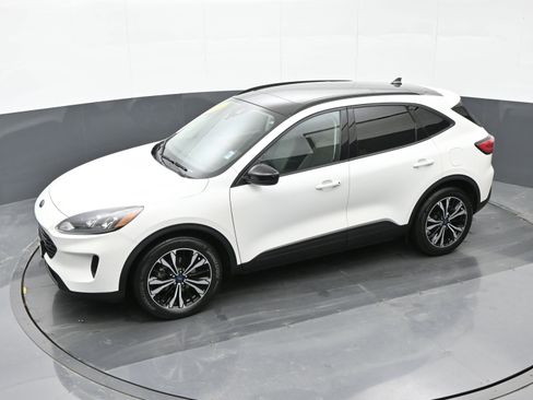 Used 2022 Ford Escape SE w/ SE Sport Appearance Package image 32
