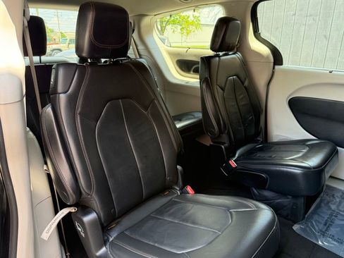 Used 2017 Chrysler Pacifica Touring-L w/ 13 Speaker Alpine Sound Group FWD image 17
