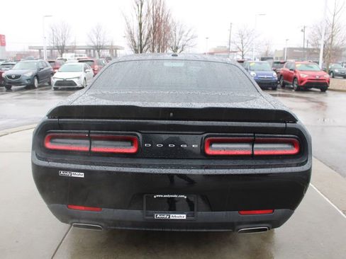 Used 2018 Dodge Challenger SXT image 8