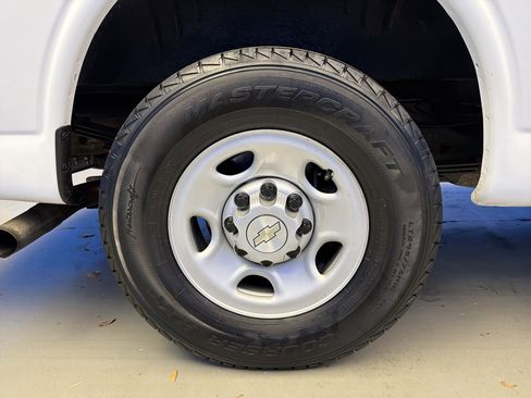 Used 2021 Chevrolet Express 2500 w/ Driver Convenience Package image 9