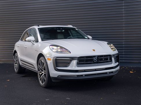 Certified 2025 Porsche Macan image 25