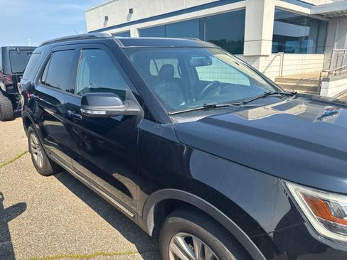 Used 2018 Ford Explorer XLT w/ Equipment Group 202A AWD/4WD image 8