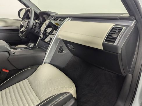 Used 2024 Land Rover Discovery Dynamic SE image 38