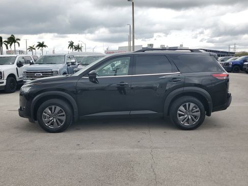 Certified 2025 Nissan Pathfinder SV w/ Black Appearance Package FWD image 8
