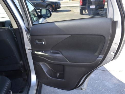 Used 2018 Mitsubishi Outlander SE image 42