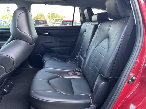 Used 2020 Toyota Highlander XLE FWD image 12