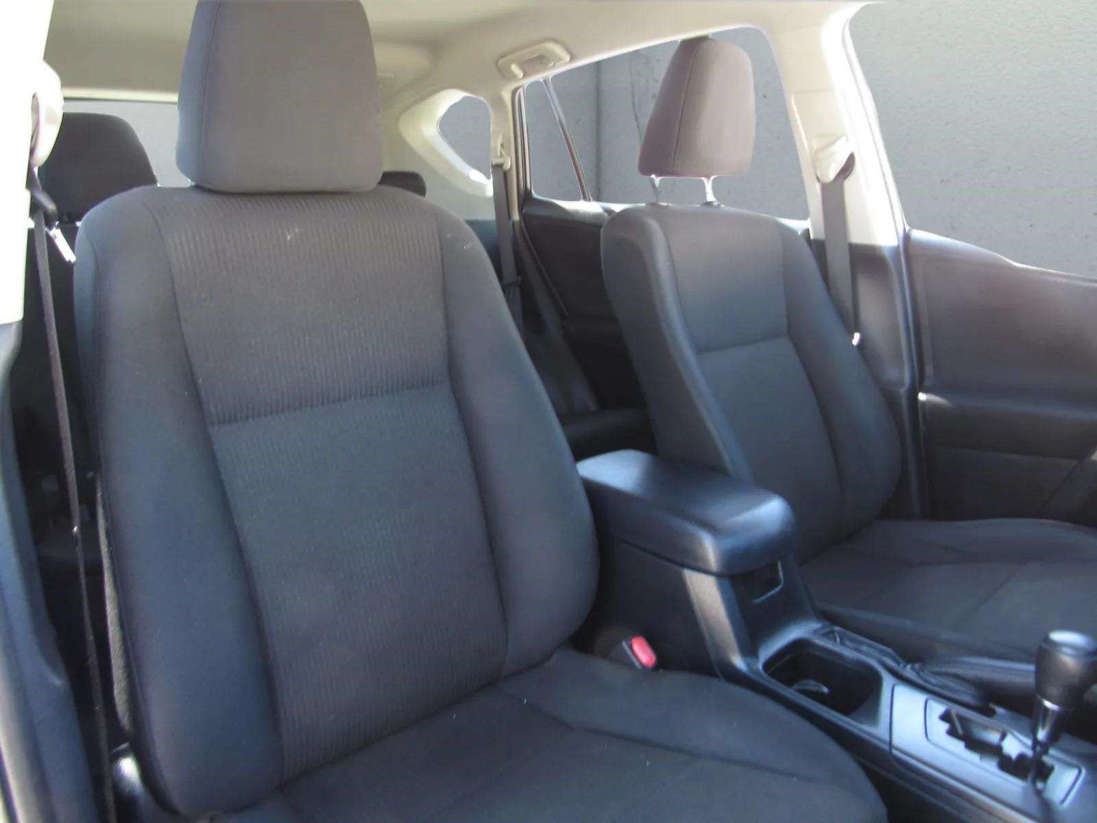 Used 2018 Toyota RAV4 LE FWD image 10