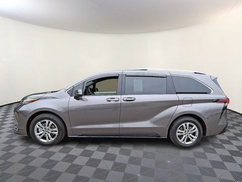 Used 2024 Toyota Sienna Platinum image 7