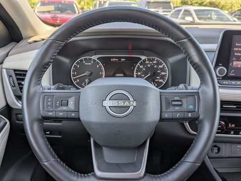Used 2025 Nissan Rogue SV AWD/4WD image 18